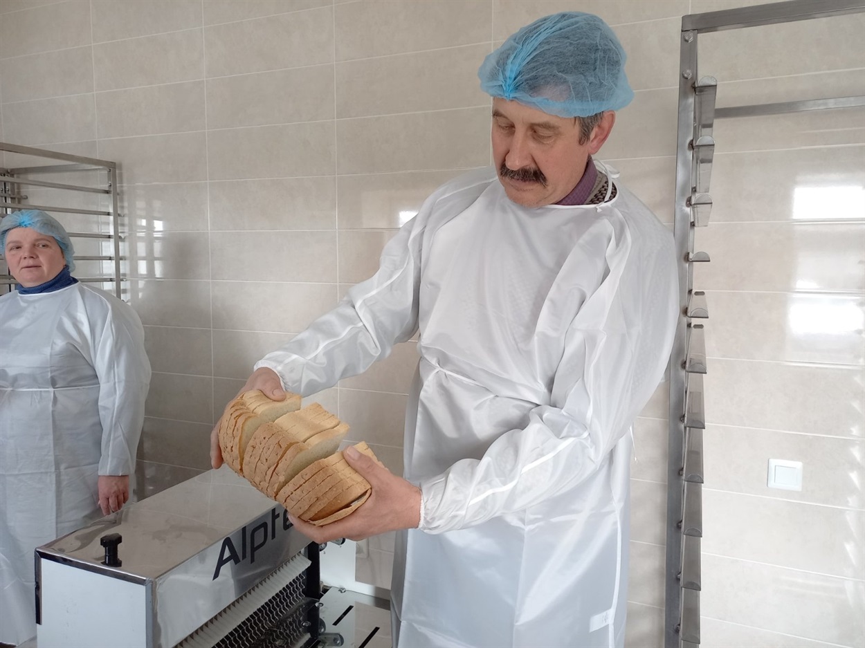Олександр Кущов демонтврує продукцію