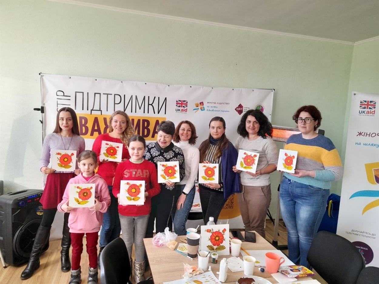 Учасники майстер-класу з петриківського розпису