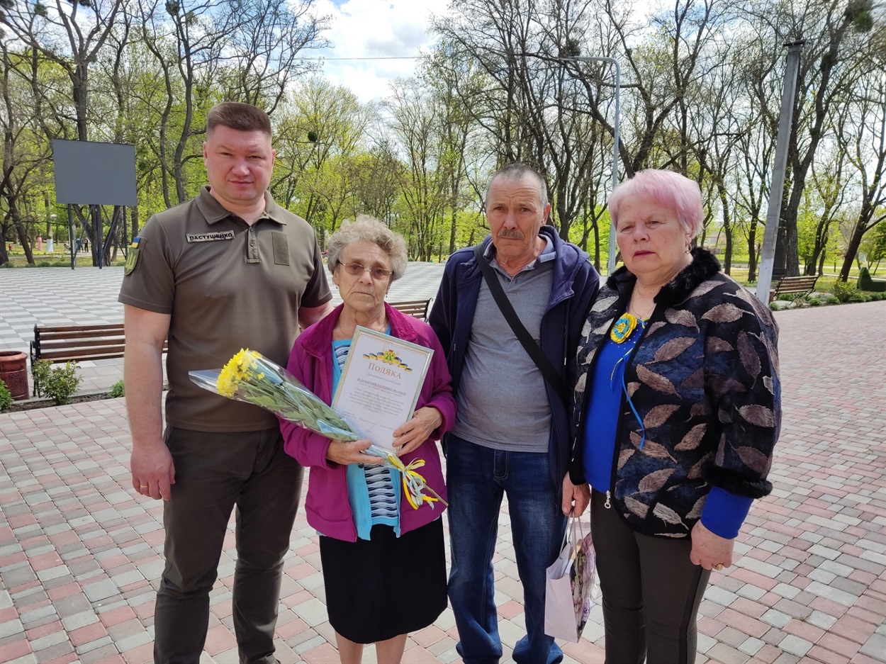 Наталія Стиркуль, Віталій Пастушенко та батьки загиблрго Івана Дєдушкова