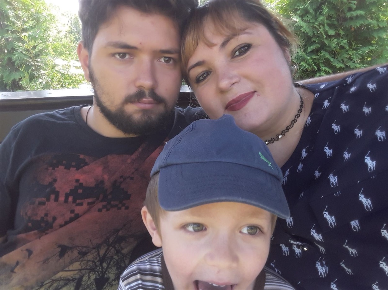 Олександр з мамою та братом Максимом
