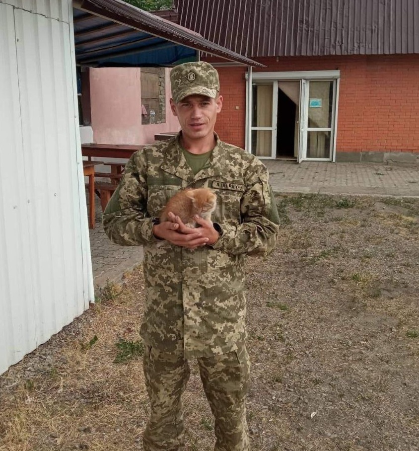 Валентин Дончик тримає кошеня