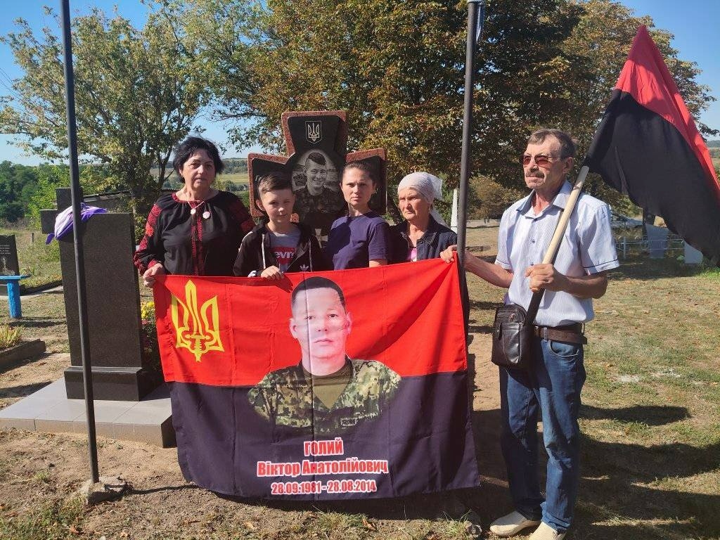Рідні полеглого Героя Віктора Головго біля його могили