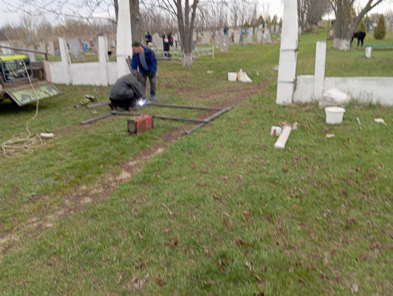 Під час встановлення воріт на кладовищі у Плоскому