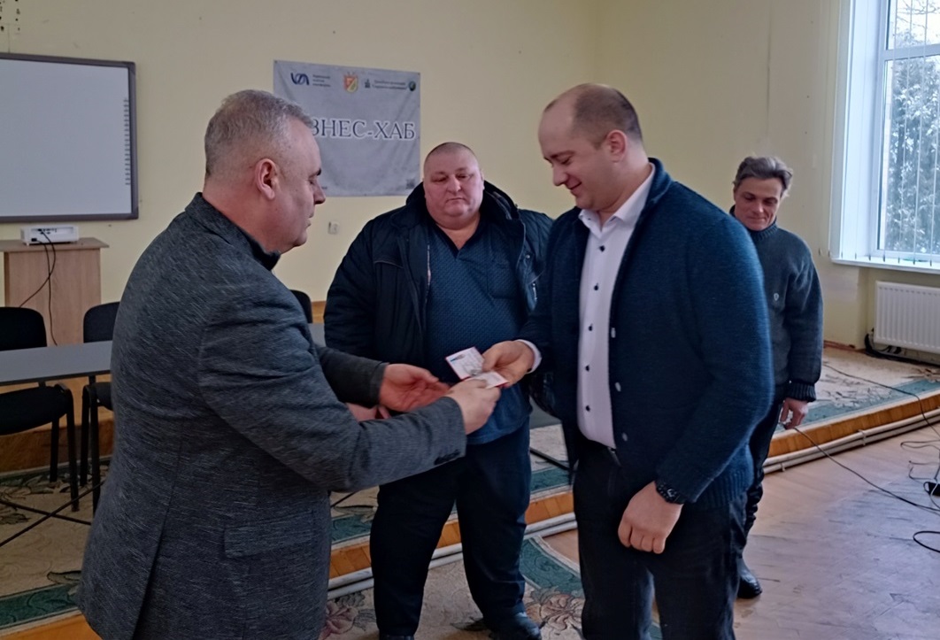 Знам'янський міський голова Володимири Сокирко вручає нагрудний знак та посвідчення "Почесний доноор України" Ігорю Андросову.