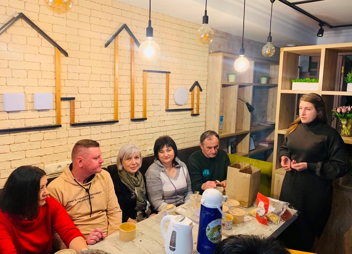 Софія Римар - Божко презентує своєю крафтову продукцію.