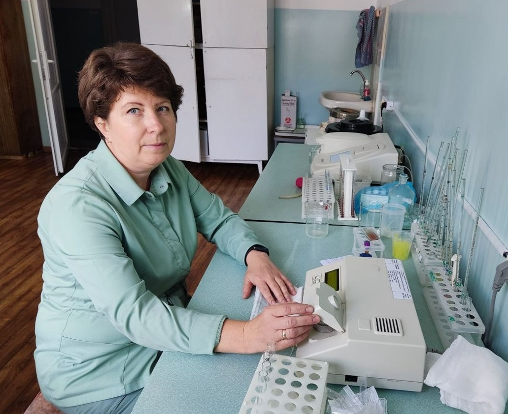 Лаборантка Лариса Сопова