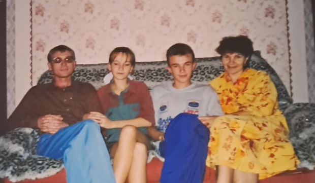 Руслан з батьками і сестрою