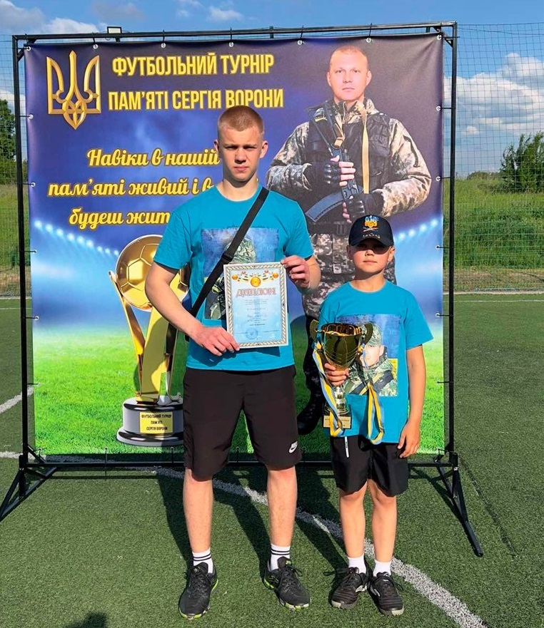 Роман та Артем біля світлини батька
