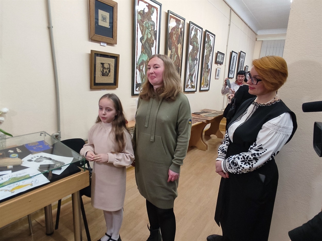 Олена Білецька під час виставки у Кропивницькому