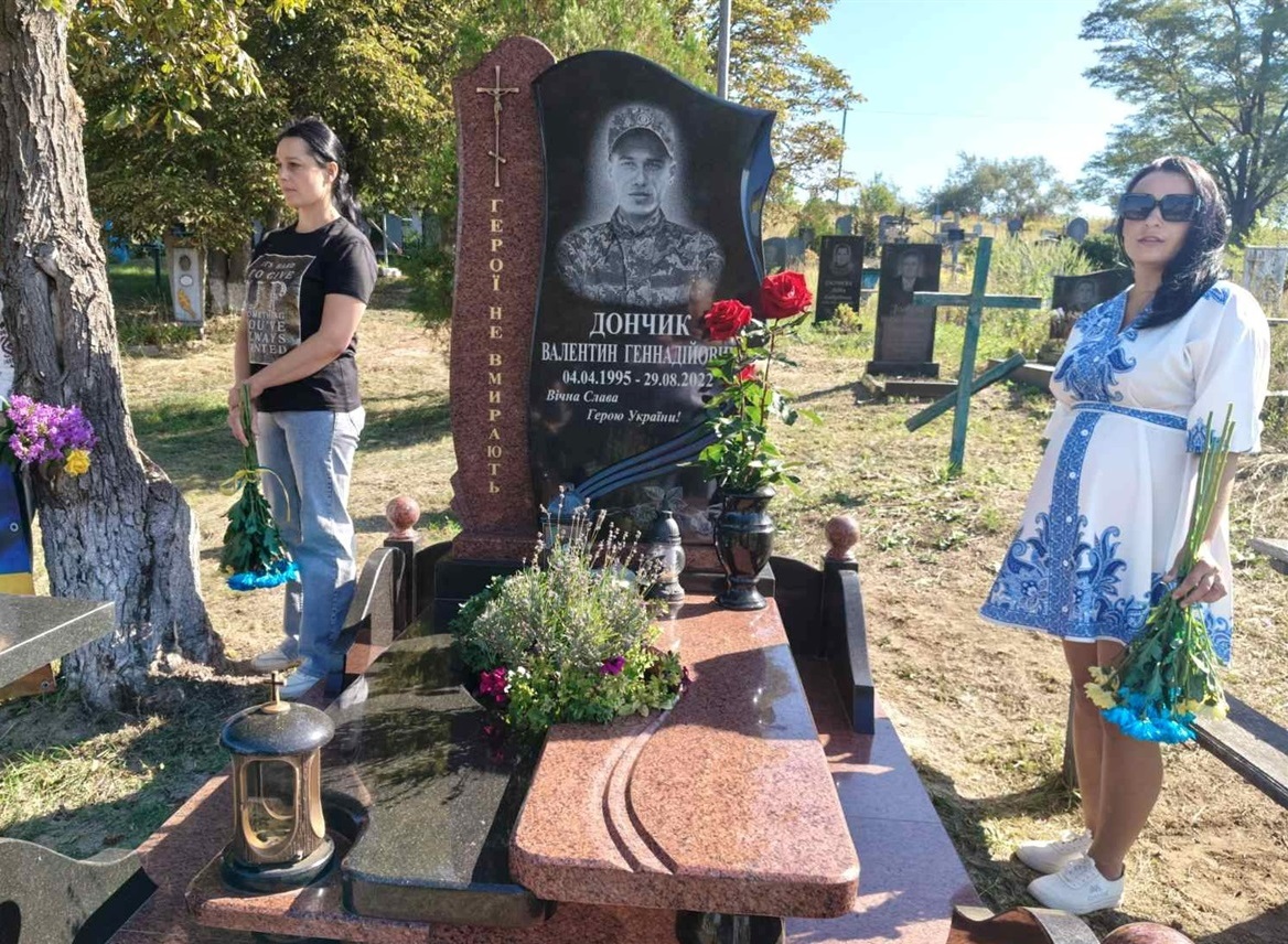 Біля могили Валентина Дончика