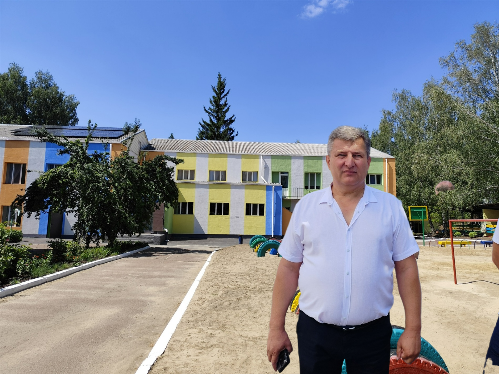 Голова Смолінської територіально громади біля утепленого длшкільного навчального закладу "Ромашка"