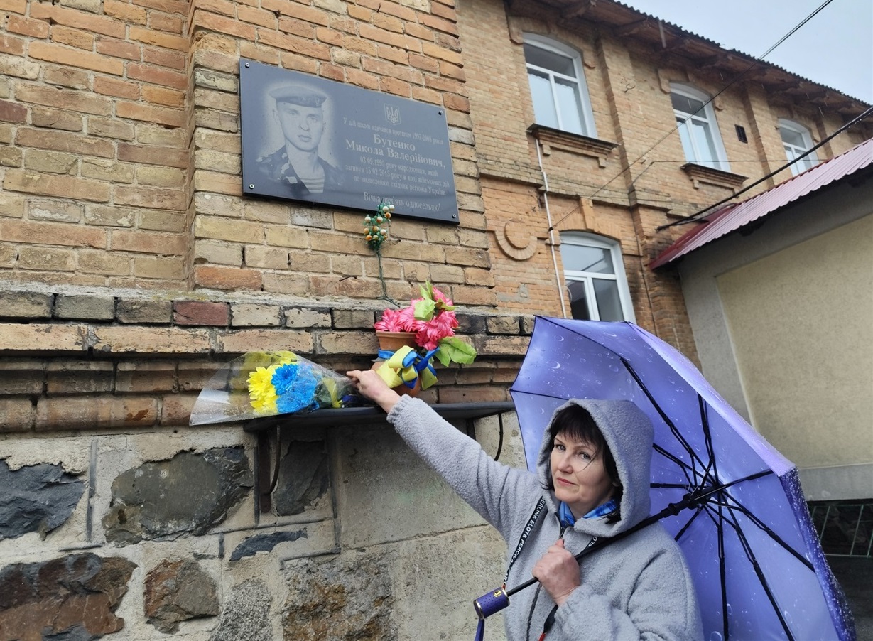 Під час покладання квітів до меморіальної дошки випускнику Дмитрівської філії Миколі Бутенку .