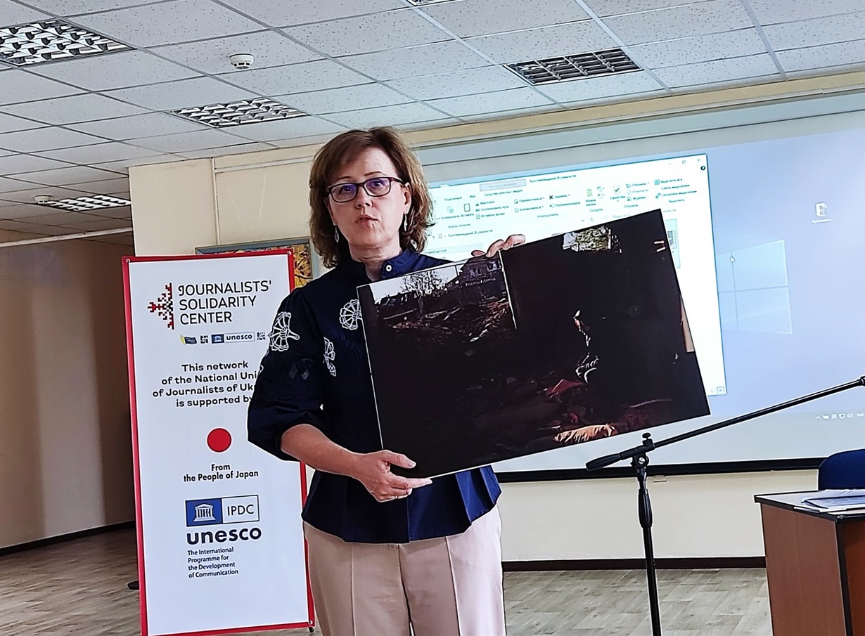 Ліна Кущ презентує фото зроблене журналістами у гарячих точках