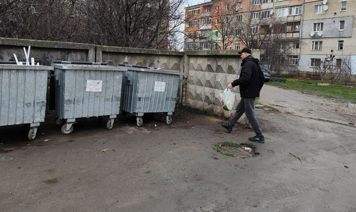 Біля майданчика для збору сміття, яке упорядкував ОСББ "Зодіак"
