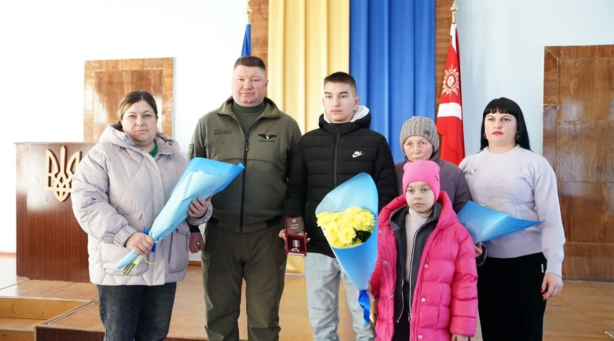 Ольга Агафонова, Віталій Пастушенко, Денис, Діана, Валентина Івванівна Агафонови та секретар Дмитрівської сільської ради Людмила Камінська