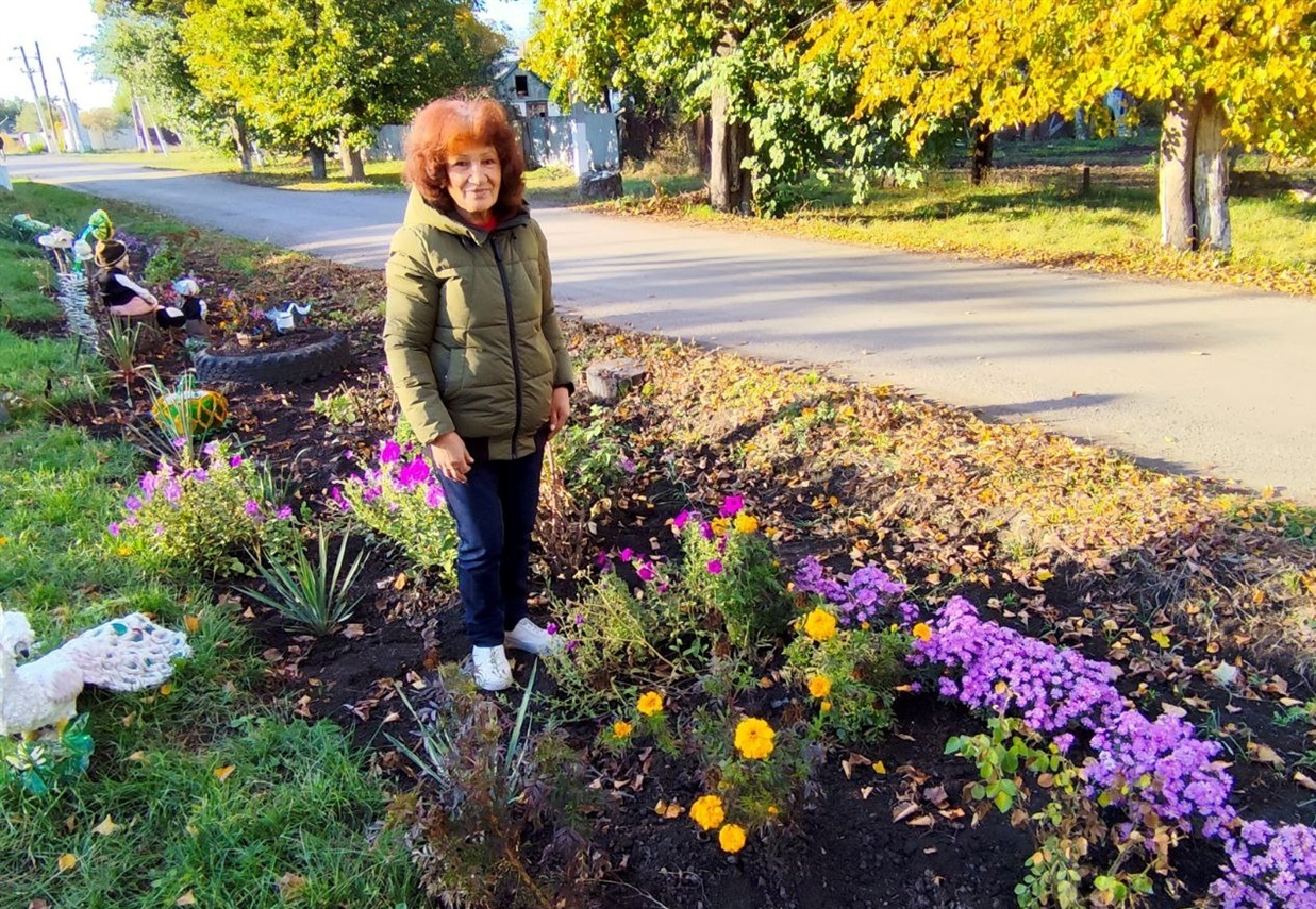 Тамара Жук біля власноруч облаштованої клумби