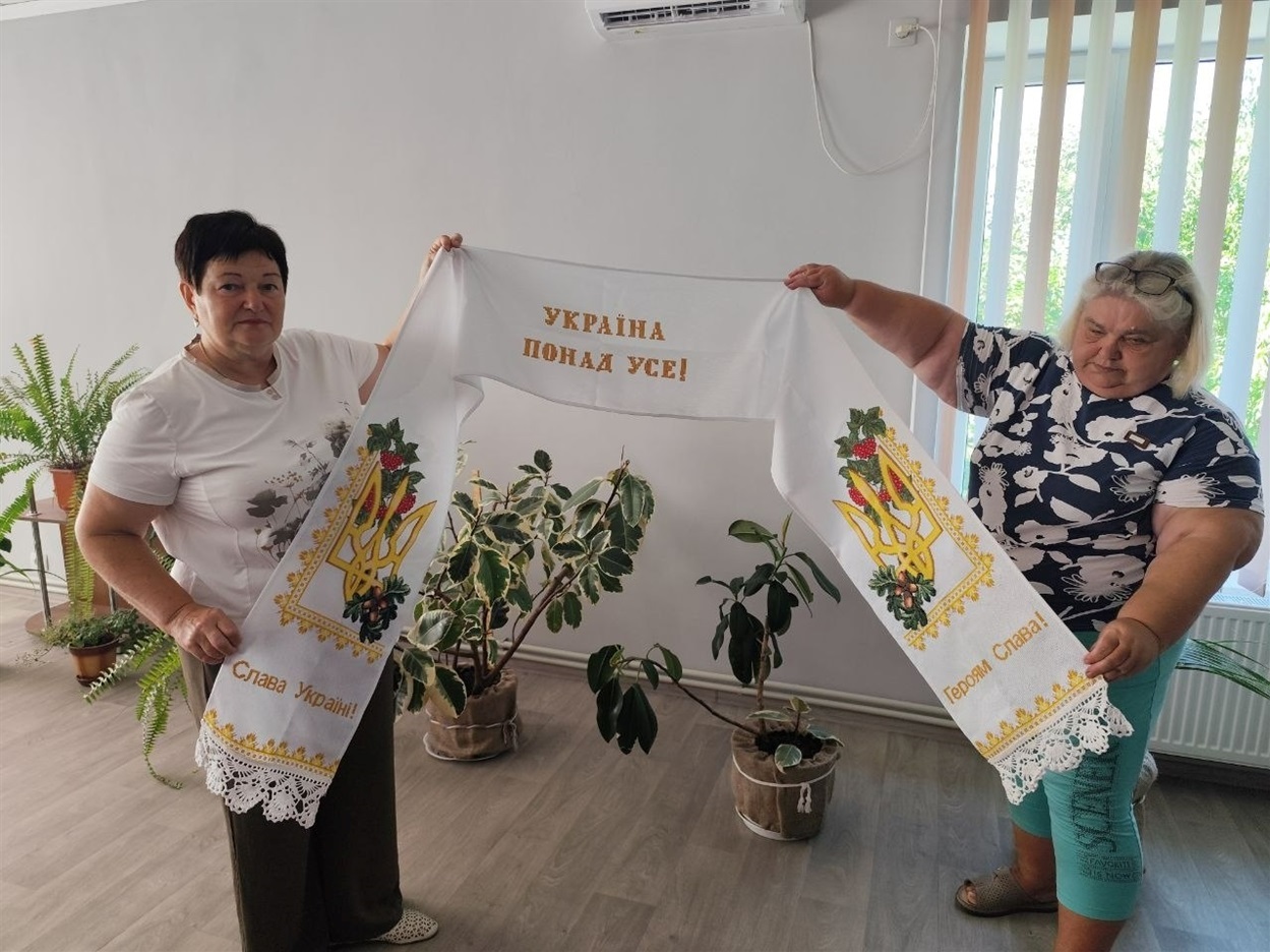 Староста селища Галина Шевченко та ініціаторка ідеї вишитого рушника Ганна Рум'янцева