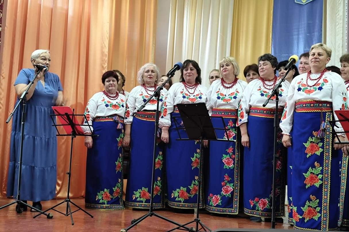 Лідія Міркотан та аматорський колектив Іванковецького сільського будинку культури