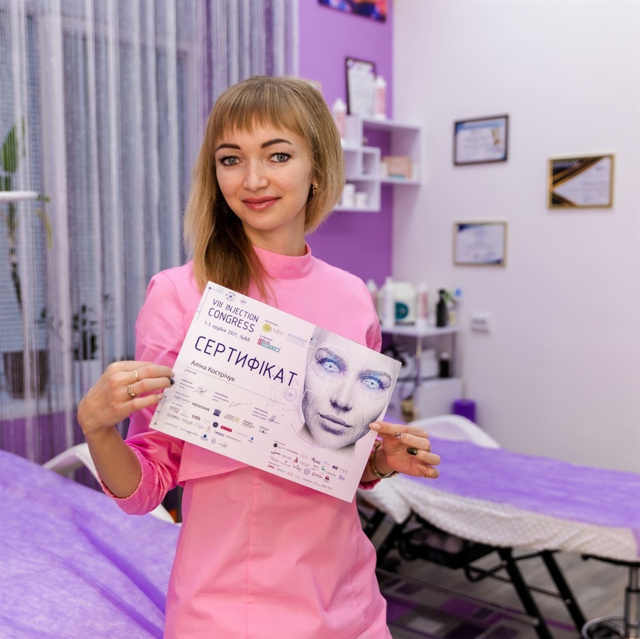 Косметологиня зі сертифікатом про проходження навчання