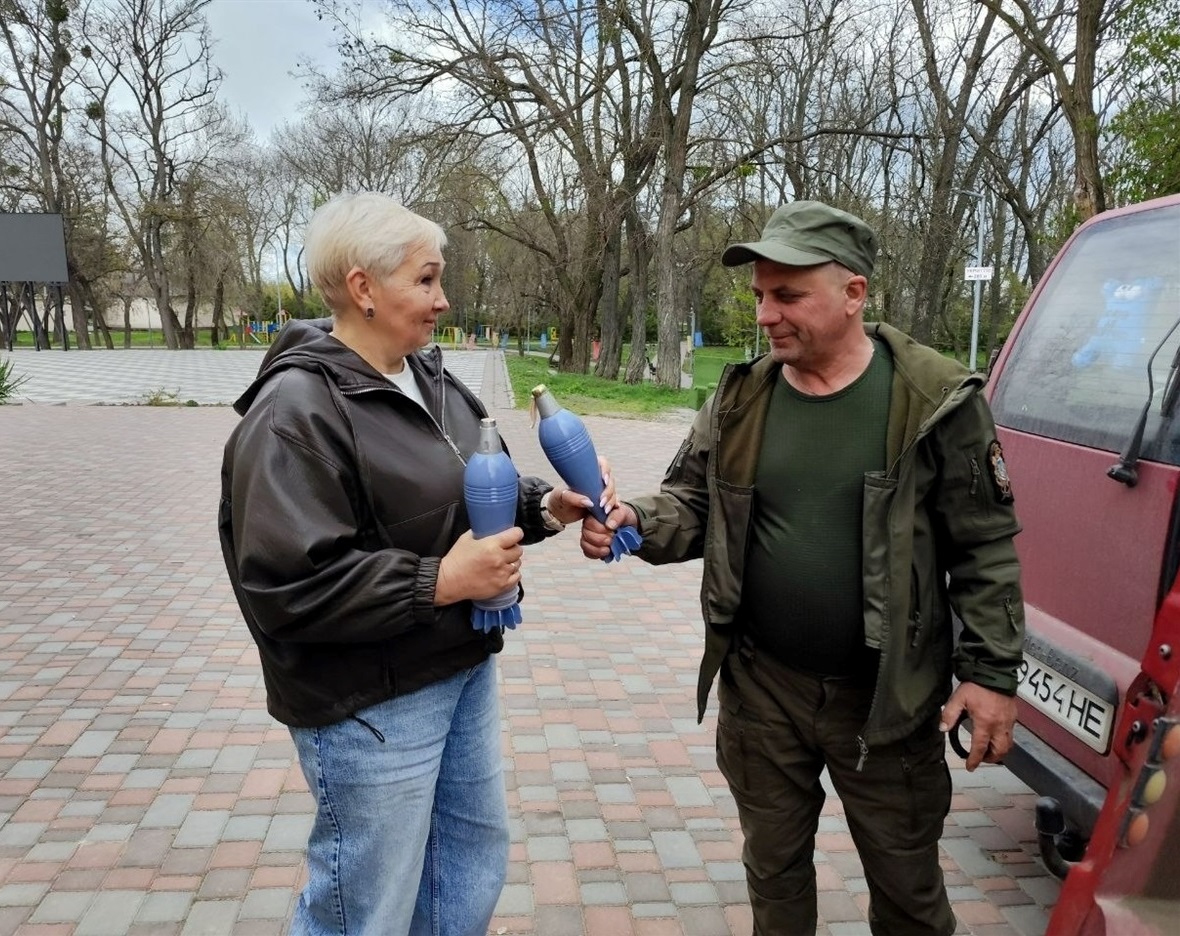 Волонтер Павло Кучеренко передав речі Лідії Міркотан