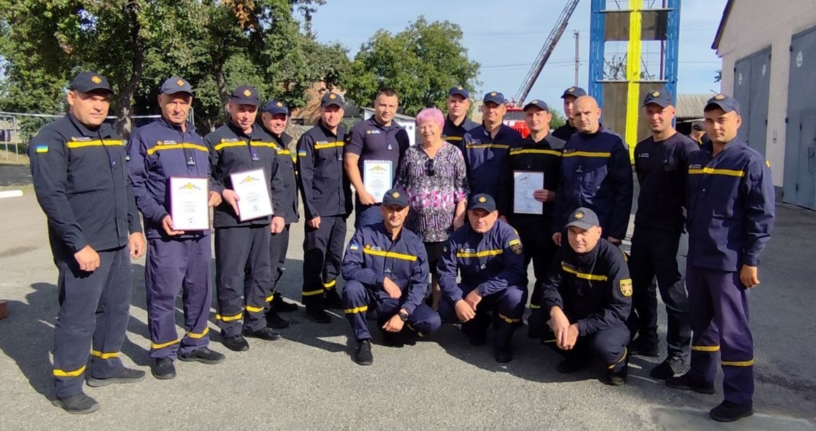 Дмитрівський сільський голова Наталія Стиркуль з рятувальниками