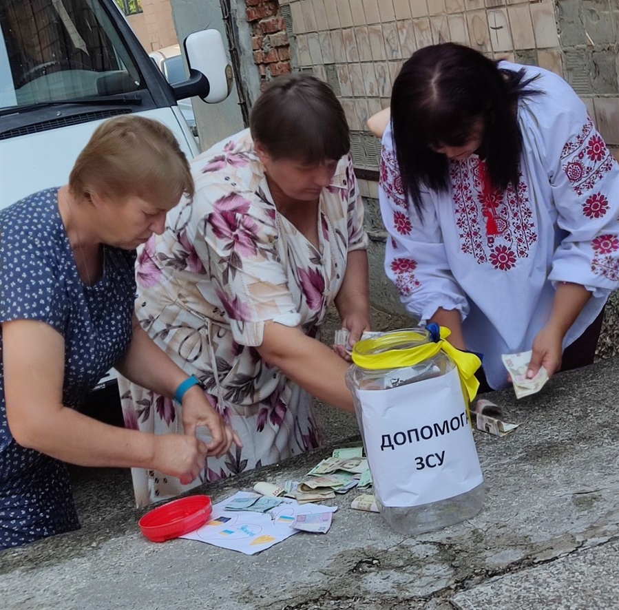 Жителі села Макариха підраховують кошти на ЗСУ, виручені в рамках благодійного заходу 