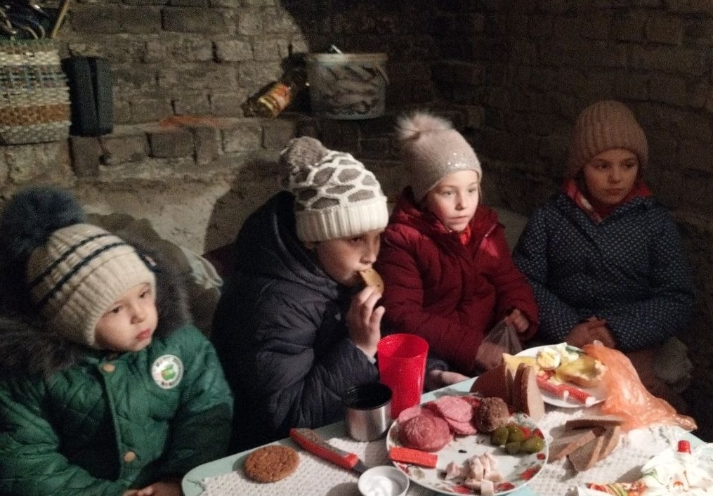 З дітьми переховувалися у підвалі