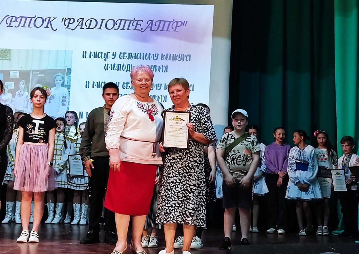Наталія Стиркуль під час нагородження з керівницею гуртка "Радіотеатр" Аллою Олійник
