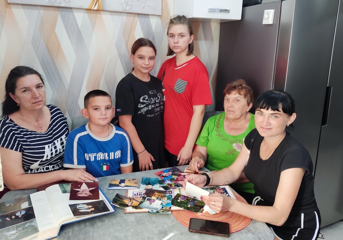 Мама Валентина, дружина Ксенія, діти Варвара і Лев, сестра Світлана та племінниця зі світлинами загиблого Героя.