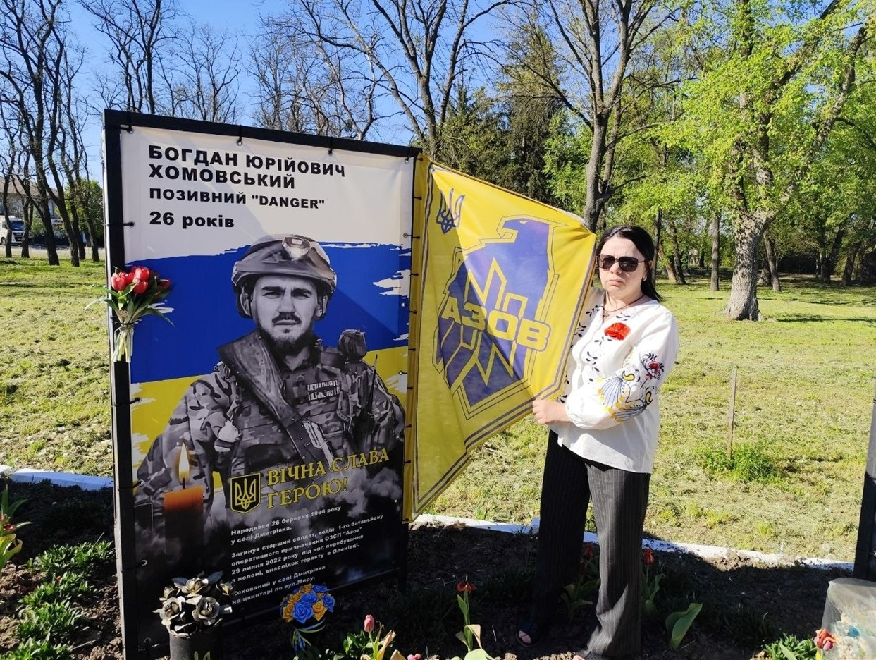 Наталія Хомовська біля світлини сина