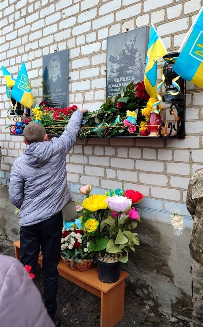 Пам'ятна дошка Романа Чернеги на школі в якій він навчався