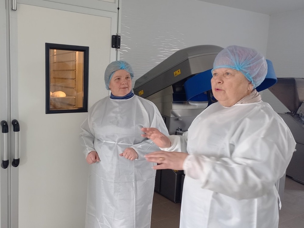 Дмитрівський сільський голова Наталія Стиркуль вітає родину підприємців з відкриттям пекарні
