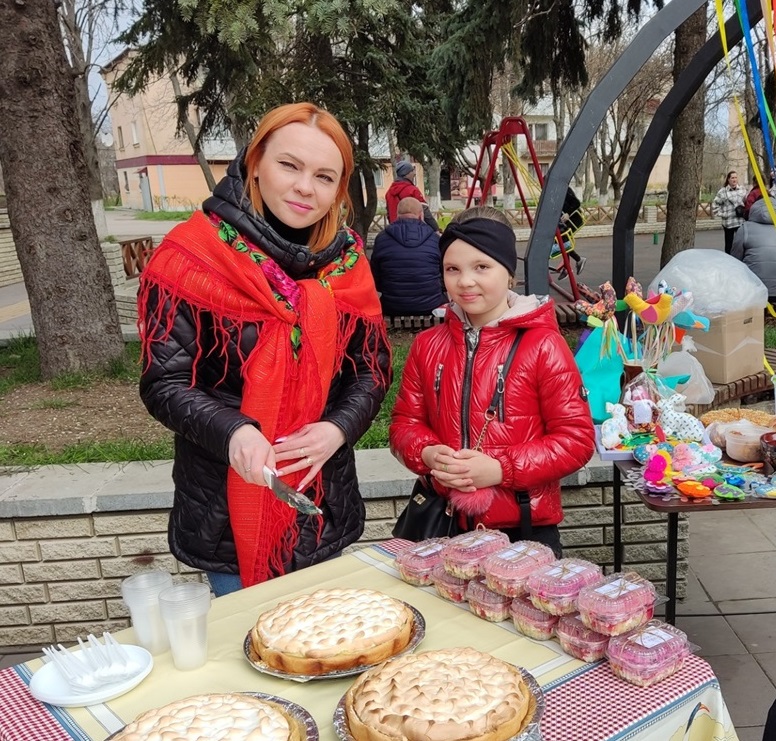 Знам'янчанки Анастасія Та Юлія Промах під час благодійного заходу.