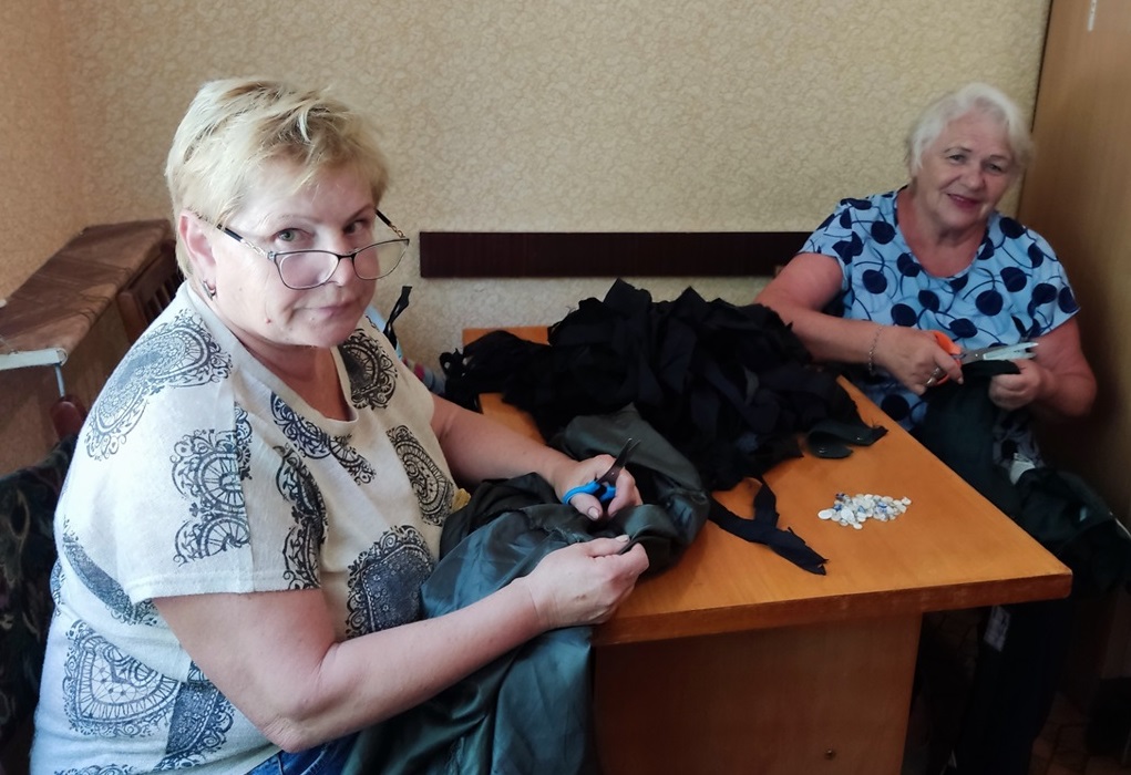 Ветеранки під час нарізання смужок для маскувальних сіток
