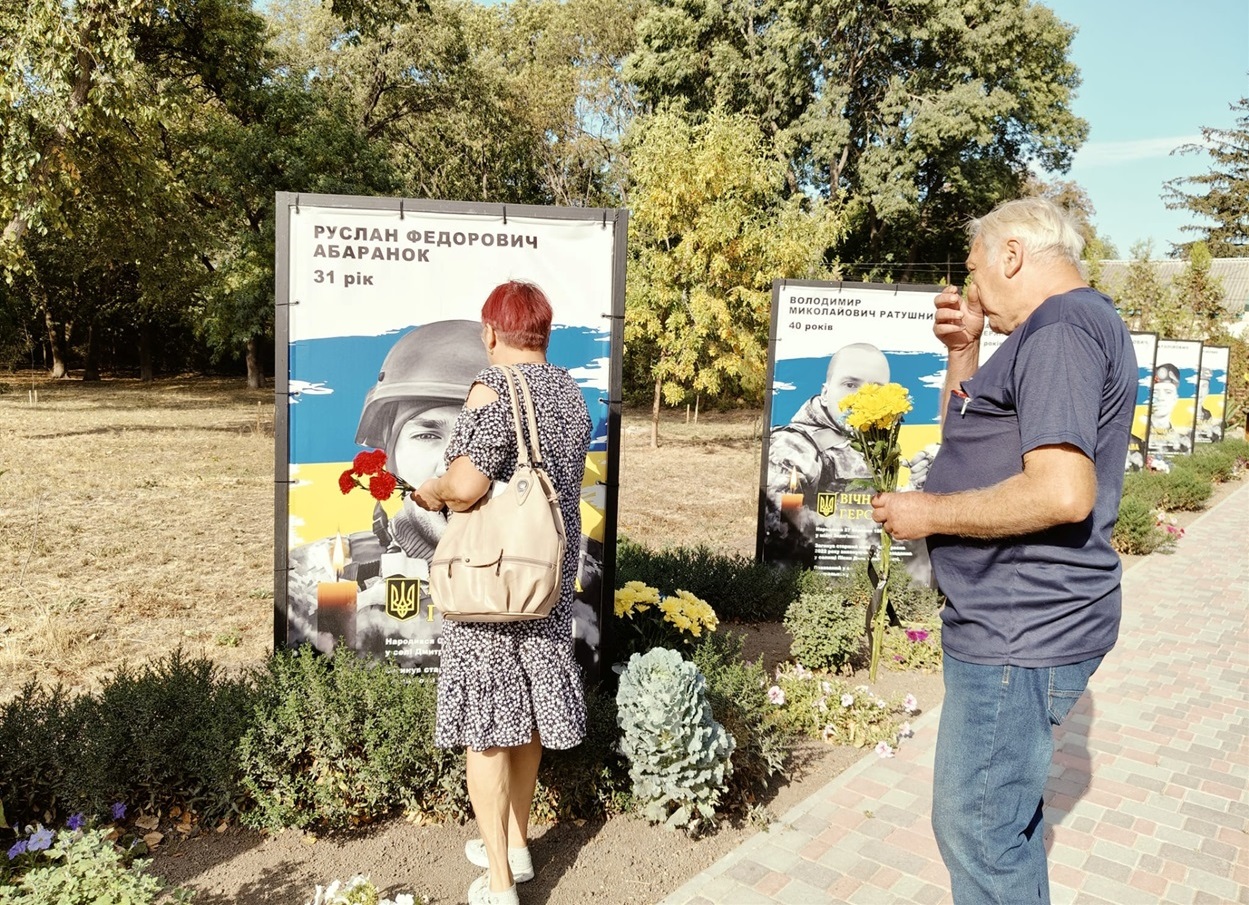 Рідні біля світлин полеглих героїв