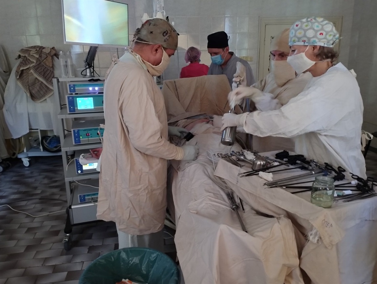 Медичні спеціалісти хірургічного відділення Знам'янської міської лікарні під час операції