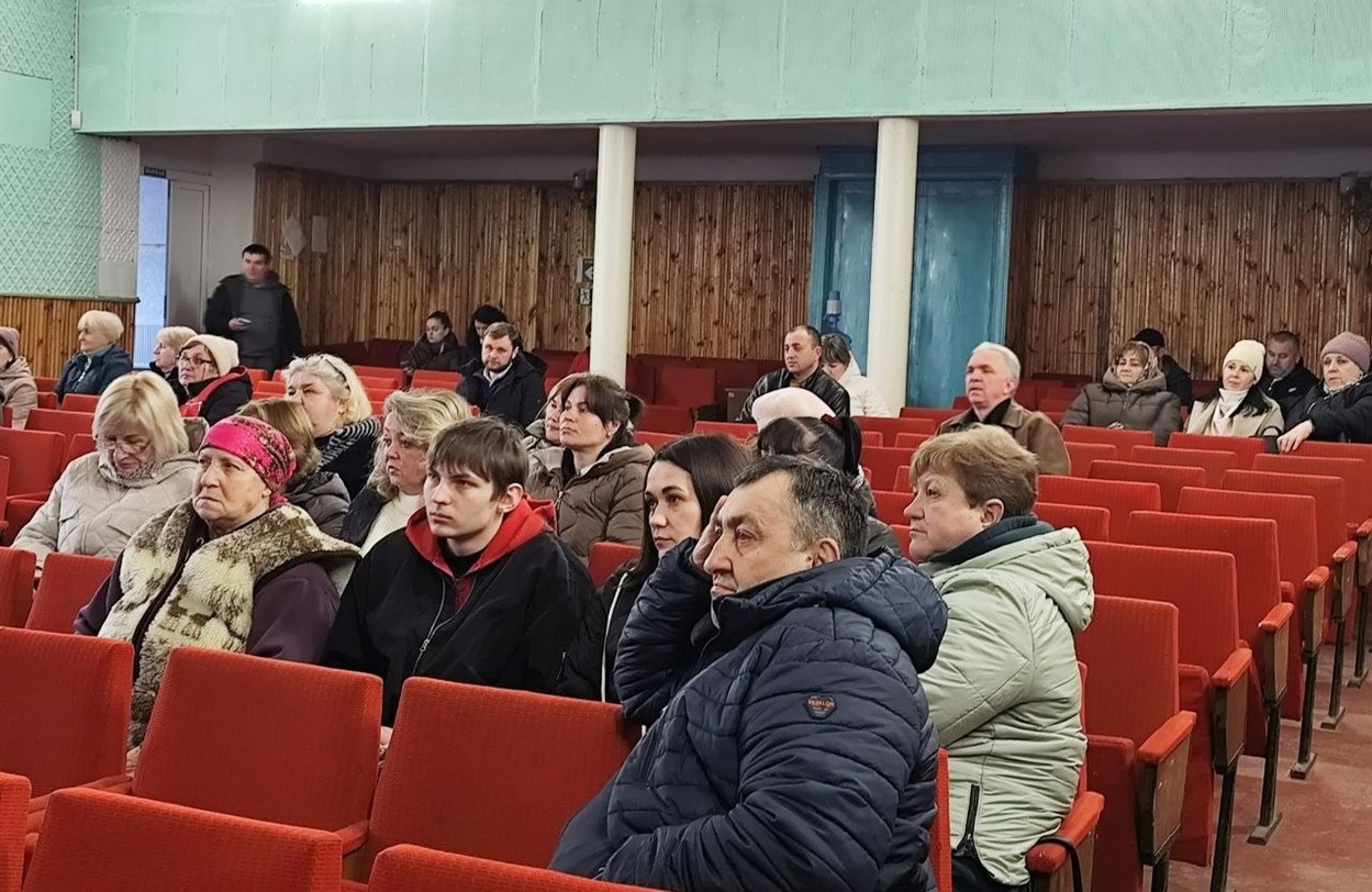 Мешканці селища Знам'янка Друга під час зустрічі