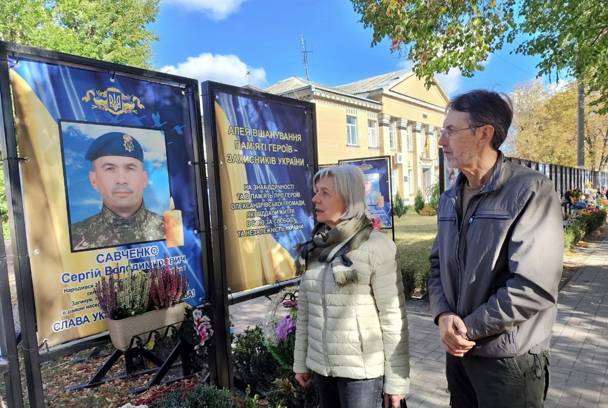 Голова Кіровоградської обласної організації Національної спілки журналістів Петро Мельник та редакторка газети "Вперед" Галина Шевченко біля Алеї пам'яті Героїв