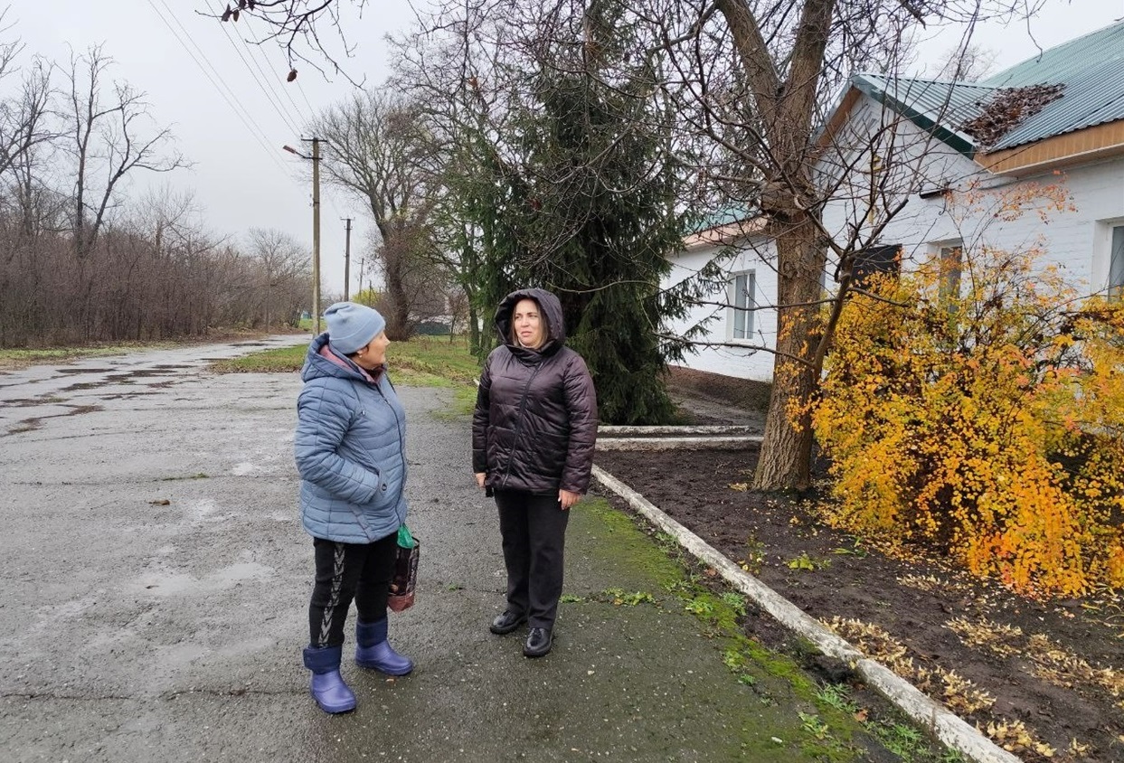 Валентина спілкується з нашою журналісткою Оленою Тригубенко