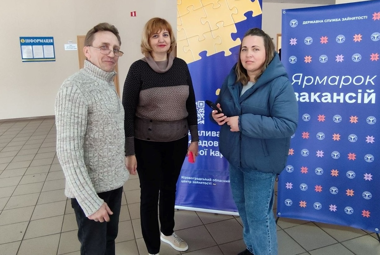 Журналістка Олена Тригубенко з представницею центру зайнятості Світланою Лісовою та роботодавцем Віталієм Довганюком