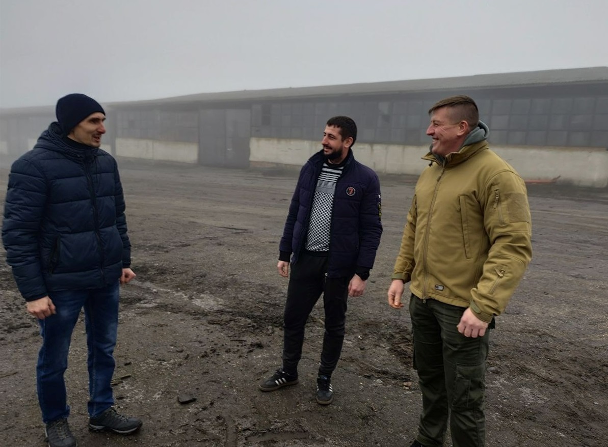 КеруючимйТрепівським відділенням ТОВ "Агродар Україна Плюс" Максим Підбіцький з працівниками