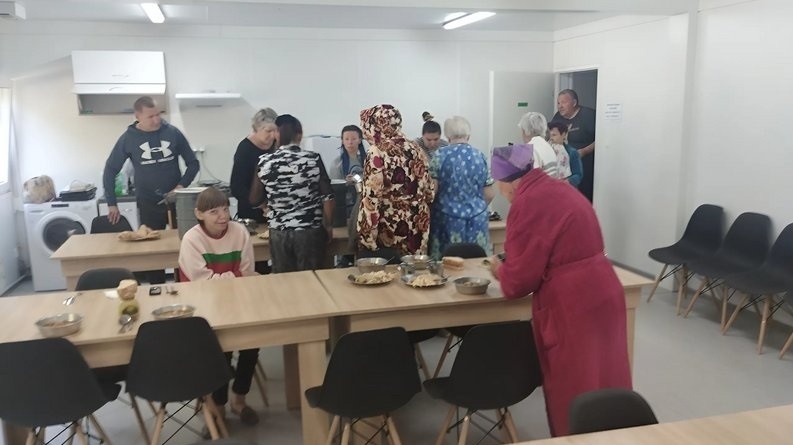 Жителі модульного містечка на кухні
