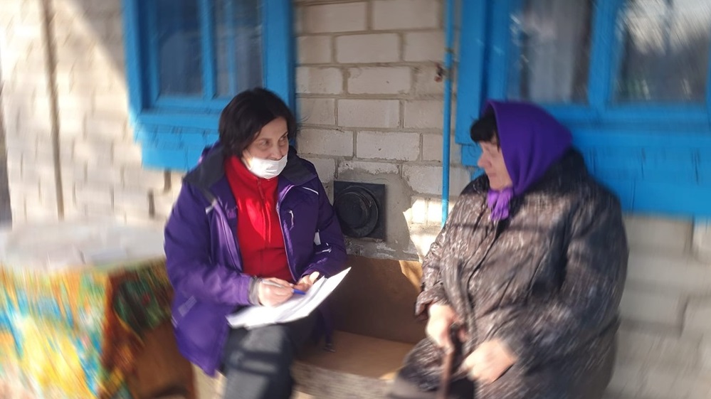 Представниця напряму “Догляд вдома” Кіровоградської обласної організації Товариства Червоного Хреста України спілкується з жителькою області
