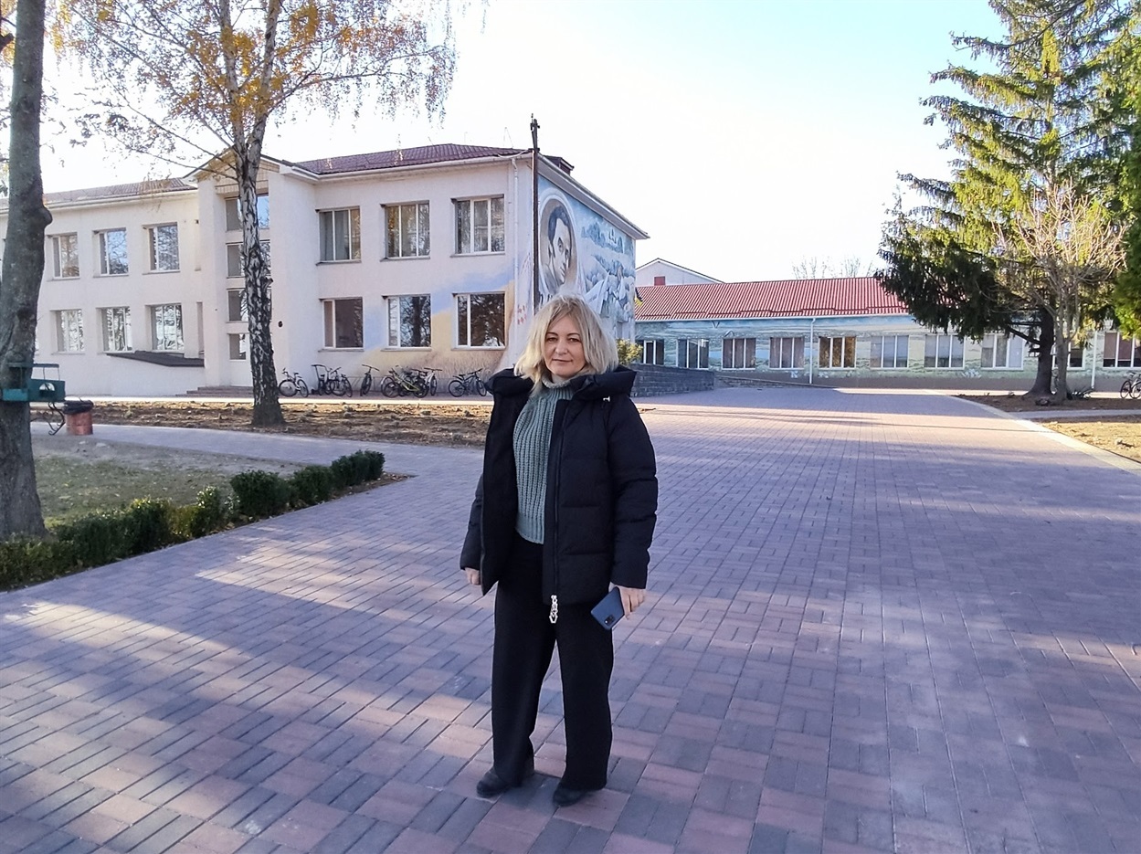 Світлана Онищенко на подвір'ї ліцею