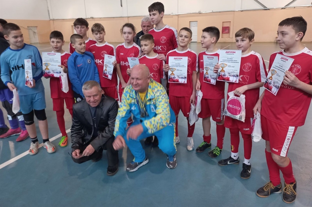 Олександр Іськов з командою юних футболістів зі Знам'янки