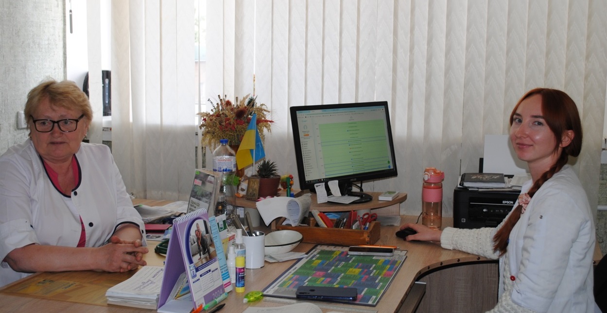 Наталія Василівна Муравська проводить прийом пацієнта з лікаркою інтерном Аліною Вікторівною Купчинською