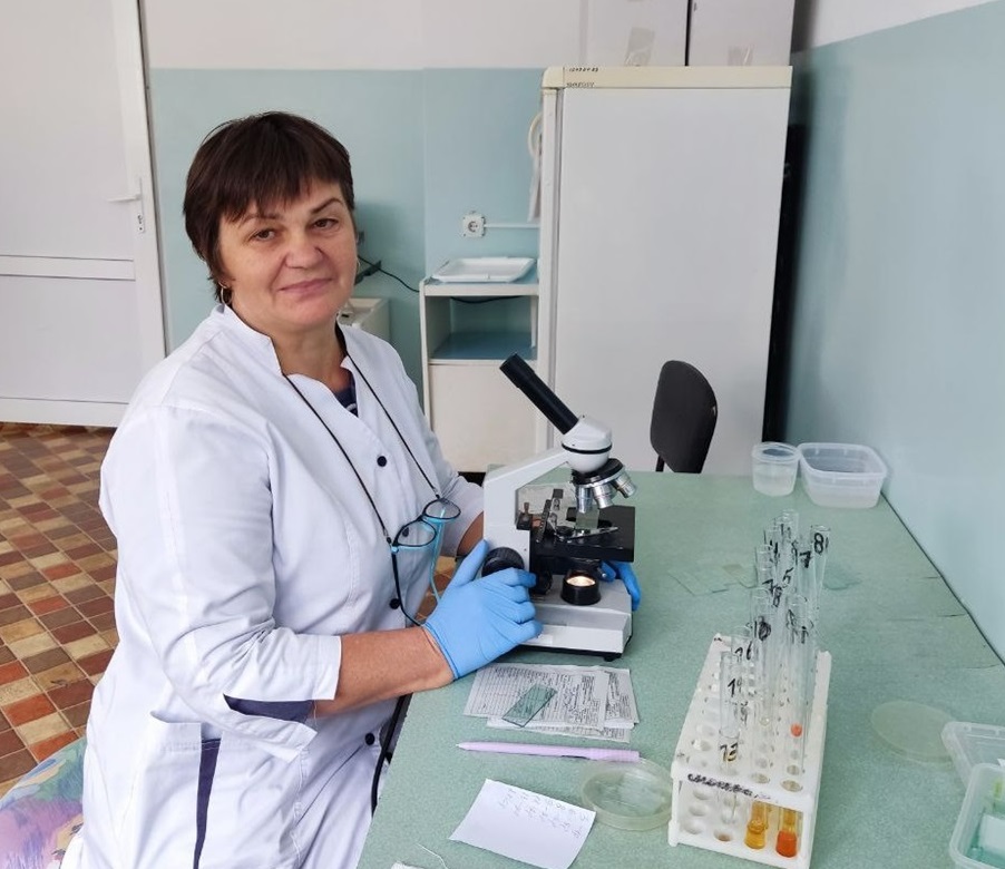 Лаборантка Лариса Сопова