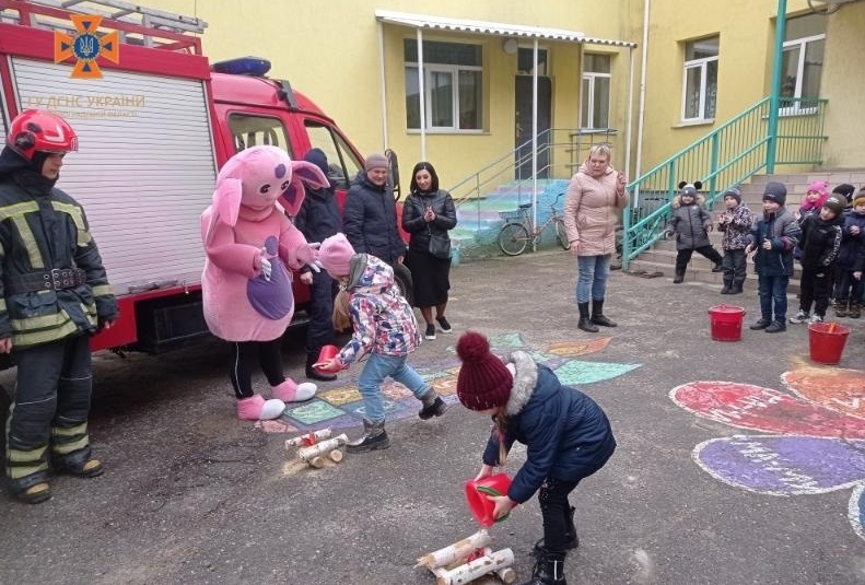 Рятувальник та дошкільнята під час просвітницької акції