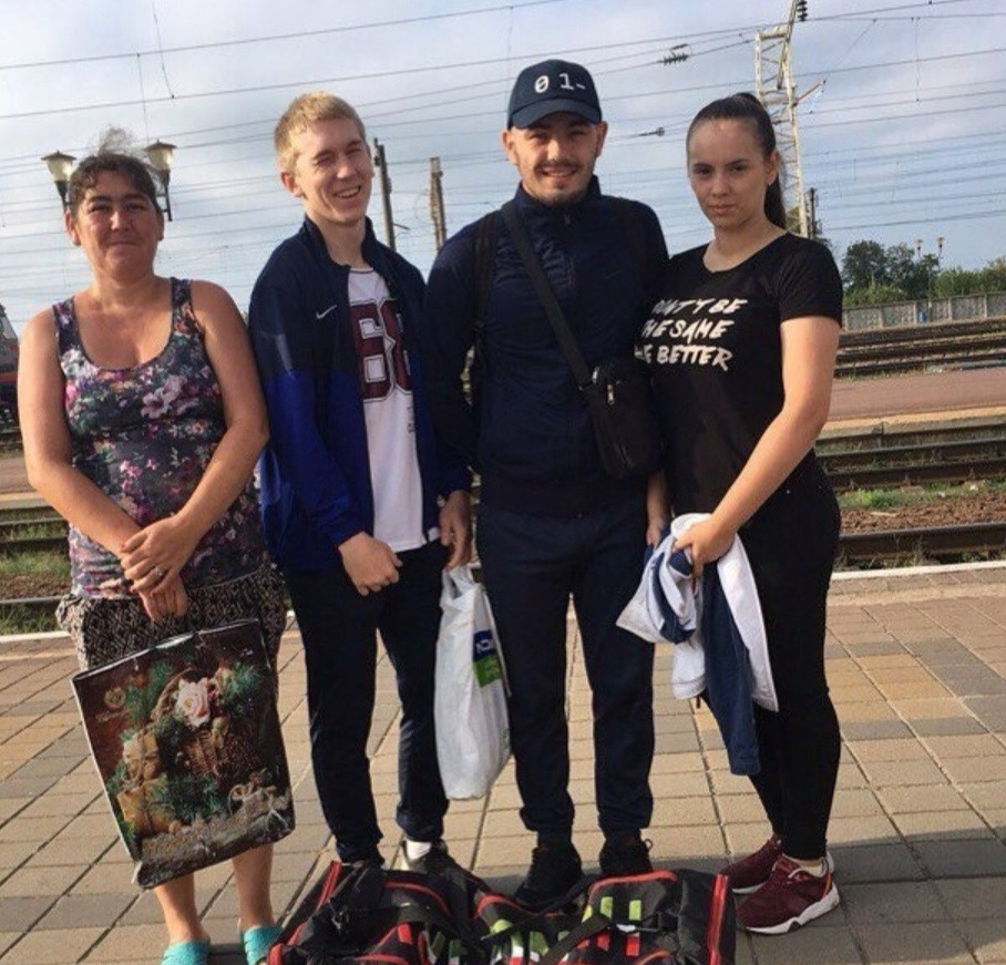 Андрій з мамою та друзями